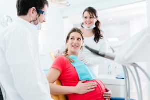 pregnant woman visiting her dentist to prevent pregnancy gingivitis 